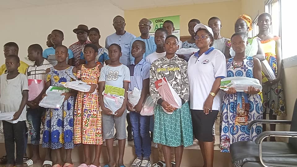 Enfants bénéficiaires réunis lors d’une action de soutien scolaire en 2023