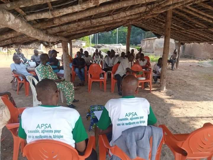Équipe APSA en séance de sensibilisation foncière avec une communauté à Atanou